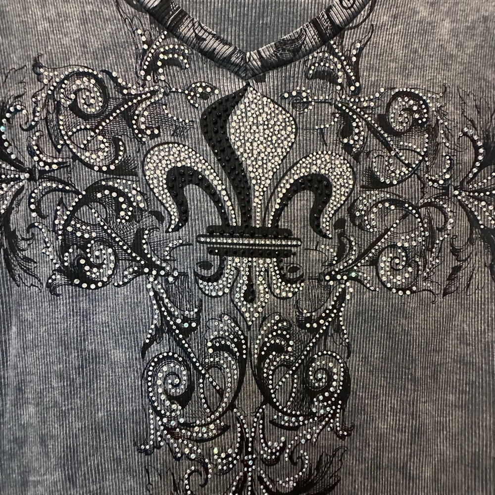 Women’s Vocal Black and Gray Fleur de lis Embellished Short Sleeve Top. Size XL. - Picture 3 of 5